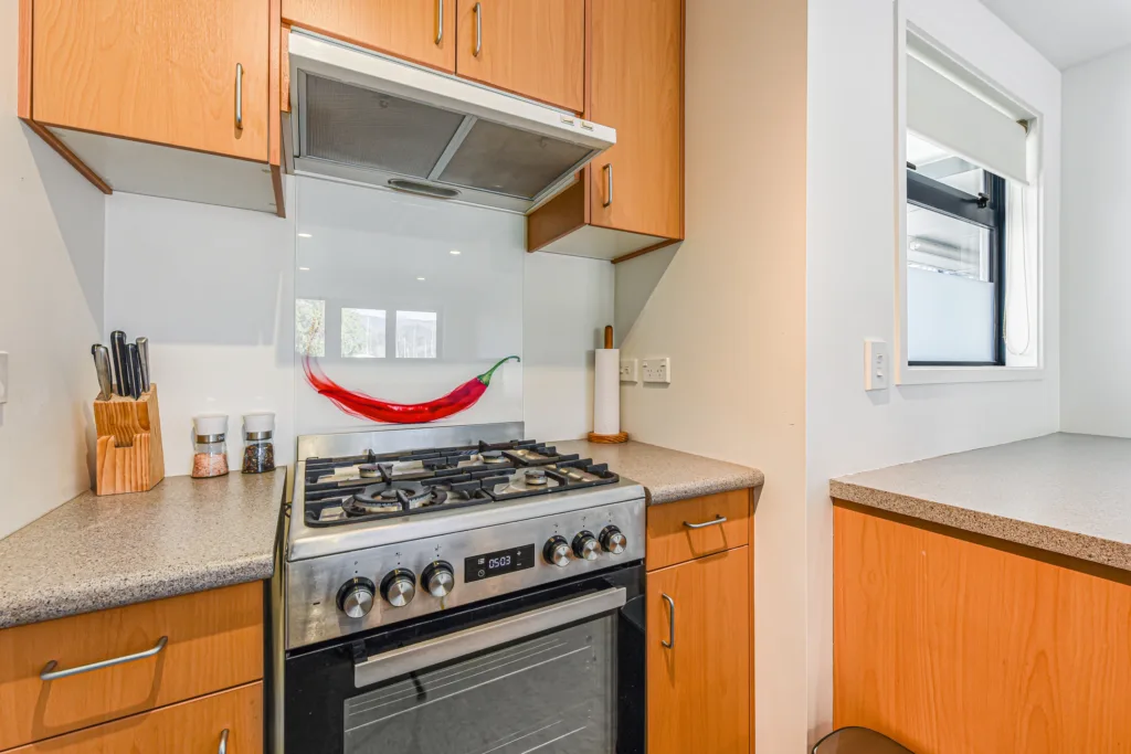 Full kitchen with gas cooktop, oven and rangehood